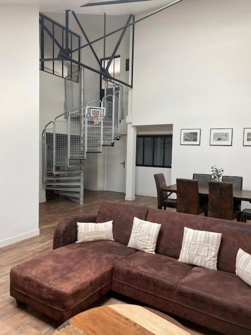 Loft Proche Centre Ville Hotes Habitant A L Etage 라발 외부 사진