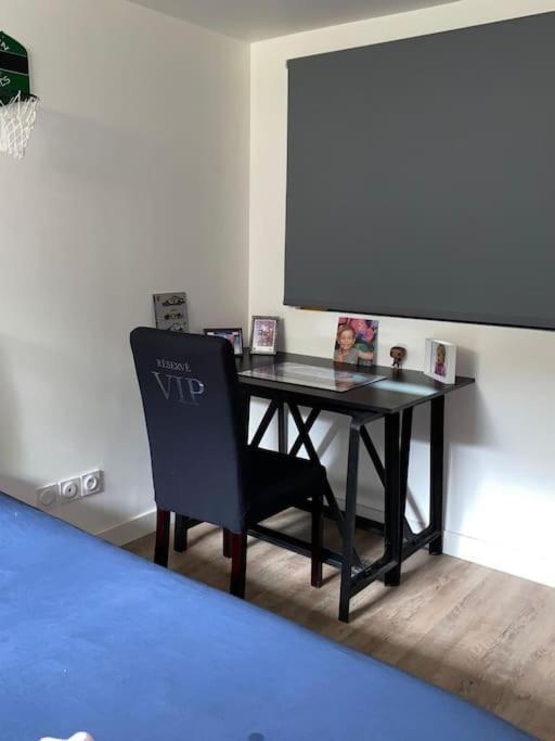 Loft Proche Centre Ville Hotes Habitant A L Etage 라발 외부 사진