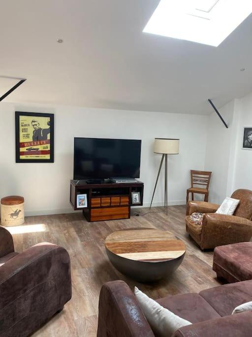 Loft Proche Centre Ville Hotes Habitant A L Etage 라발 외부 사진