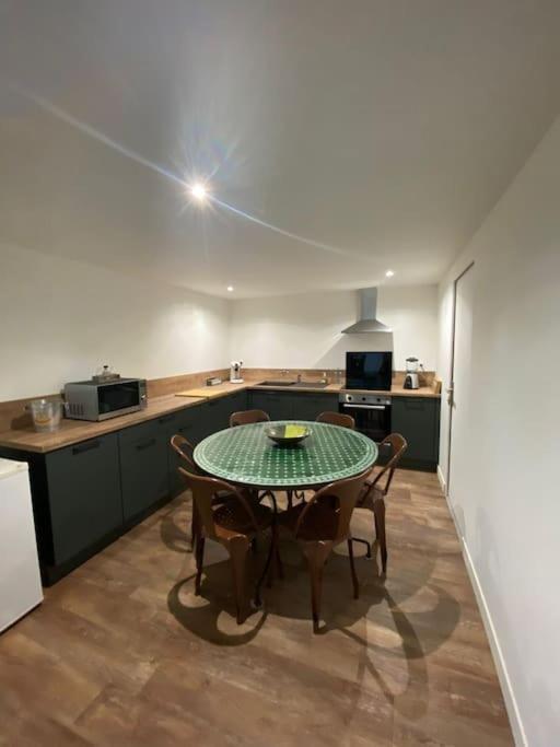 Loft Proche Centre Ville Hotes Habitant A L Etage 라발 외부 사진